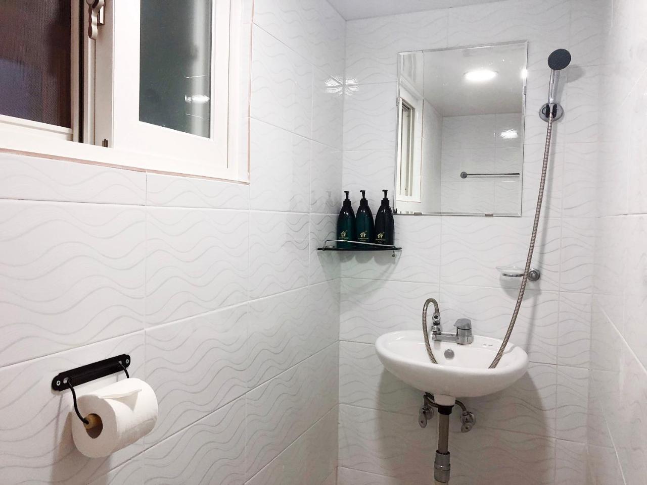 24 Jongno Tower Guest house 2*